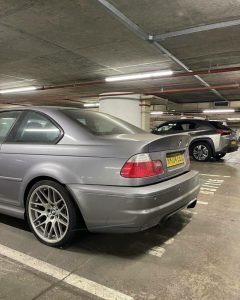 Este BMW M3 CSL lleva abandonado en un garaje británico más de 20 años: ¿qué historia esconde detrás?