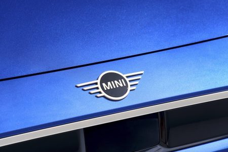 El nuevo MINI Cooper eléctrico aterriza con 402 kilómetros de autonomía