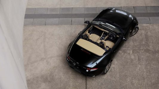 El Mazda MX-5 2024 llega con nuevo faros LED y un nuevo sistema de infoentretenimiento