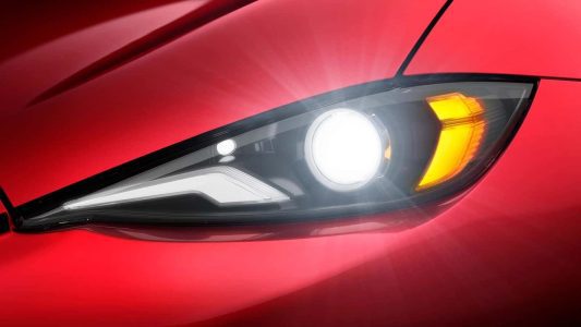 El Mazda MX-5 2024 llega con nuevo faros LED y un nuevo sistema de infoentretenimiento