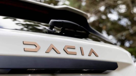 El Dacia Duster 2024 llega sin motores diésel y con un motor híbrido