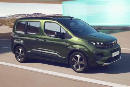 La Peugeot e-Rifter 2024 se pone al día: hasta 320 kilómetros de autonomía y 7 plazas