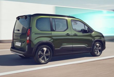 La Peugeot e-Rifter 2024 se pone al día: hasta 320 kilómetros de autonomía y 7 plazas