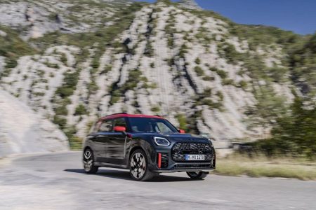 MINI JCW Countryman 2024: la variante más radical con 300 CV se pone al día