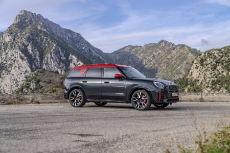 MINI JCW Countryman 2024: la variante más radical con 300 CV se pone al día