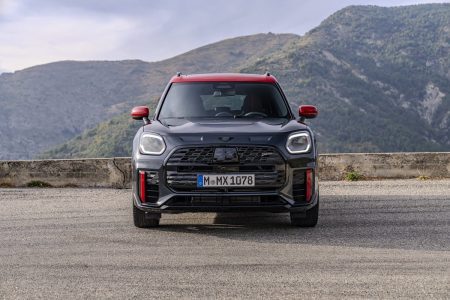 MINI JCW Countryman 2024: la variante más radical con 300 CV se pone al día