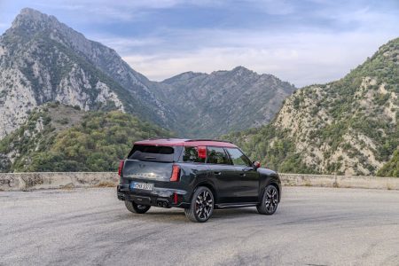 MINI JCW Countryman 2024: la variante más radical con 300 CV se pone al día