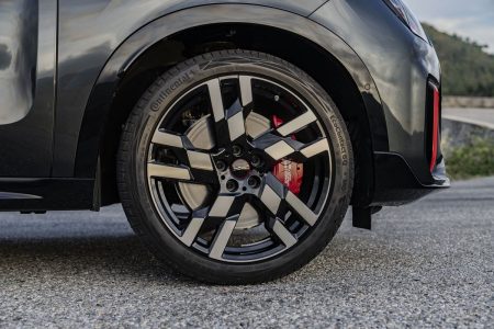 MINI JCW Countryman 2024: la variante más radical con 300 CV se pone al día