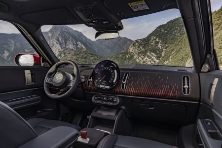 MINI JCW Countryman 2024: la variante más radical con 300 CV se pone al día