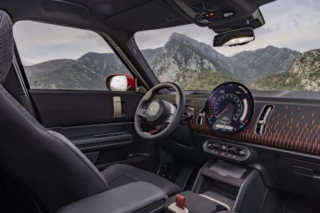 MINI JCW Countryman 2024: la variante más radical con 300 CV se pone al día