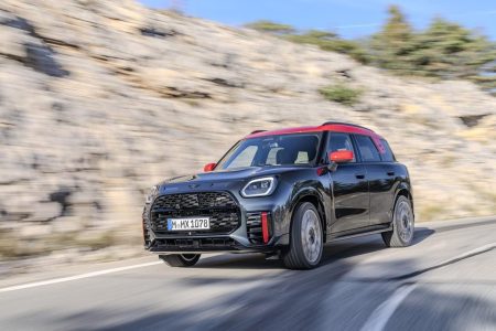 MINI JCW Countryman 2024: la variante más radical con 300 CV se pone al día