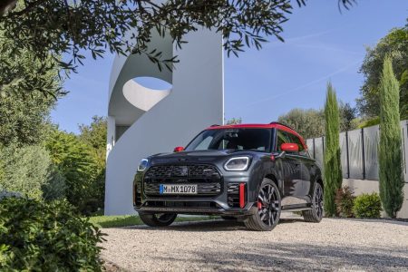 MINI JCW Countryman 2024: la variante más radical con 300 CV se pone al día