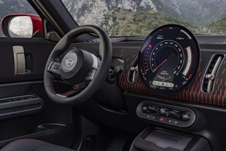 MINI JCW Countryman 2024: la variante más radical con 300 CV se pone al día