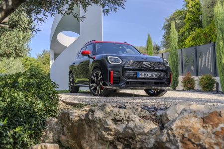 MINI JCW Countryman 2024: la variante más radical con 300 CV se pone al día