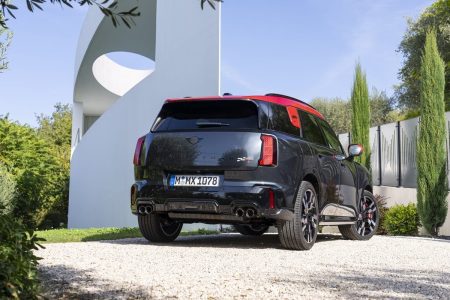 MINI JCW Countryman 2024: la variante más radical con 300 CV se pone al día