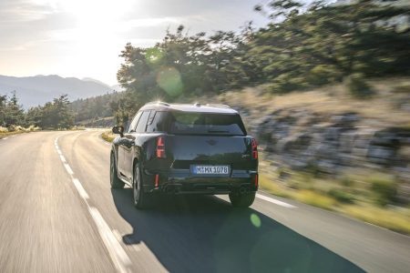 MINI JCW Countryman 2024: la variante más radical con 300 CV se pone al día