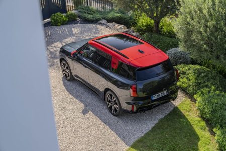 MINI JCW Countryman 2024: la variante más radical con 300 CV se pone al día