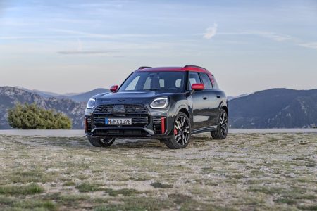 MINI JCW Countryman 2024: la variante más radical con 300 CV se pone al día