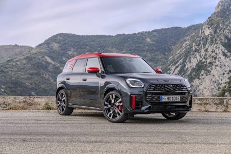 MINI JCW Countryman 2024: la variante más radical con 300 CV se pone al día