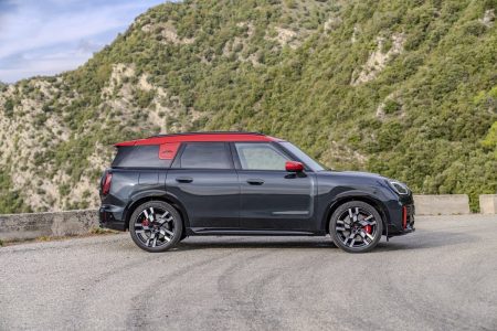 MINI JCW Countryman 2024: la variante más radical con 300 CV se pone al día