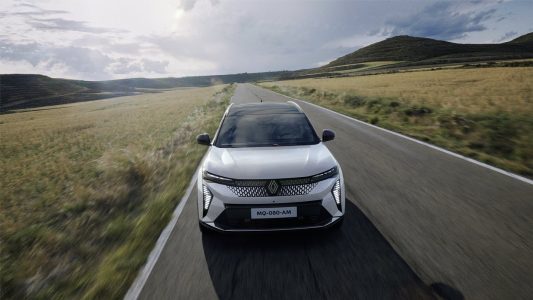 El Renault Scenic E-Tech llega a España: mucho más económico que el Peugeot E-3008