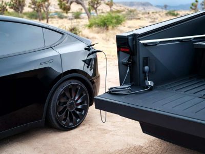 El Tesla Cybertruck ya ha llegado: mucho más caro de lo que prometió Elon Musk y con menos autonomía