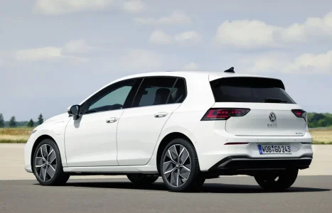 Los Volkswagen Golf eHybrid y GTE híbridos enchufables se ponen al día: hasta 100 km de autonomía eléctrica y la IA ChatGPT