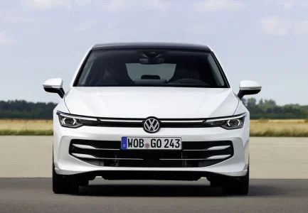 Los Volkswagen Golf eHybrid y GTE híbridos enchufables se ponen al día: hasta 100 km de autonomía eléctrica y la IA ChatGPT