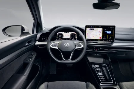 Los Volkswagen Golf eHybrid y GTE híbridos enchufables se ponen al día: hasta 100 km de autonomía eléctrica y la IA ChatGPT