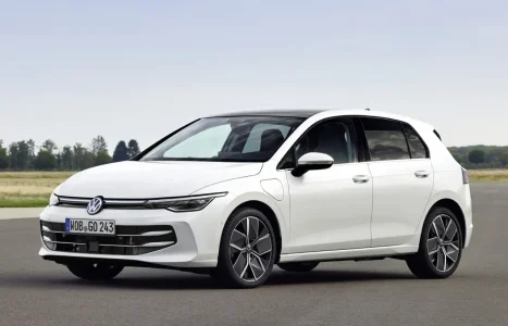 Los Volkswagen Golf eHybrid y GTE híbridos enchufables se ponen al día: hasta 100 km de autonomía eléctrica y la IA ChatGPT