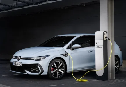 Los Volkswagen Golf eHybrid y GTE híbridos enchufables se ponen al día: hasta 100 km de autonomía eléctrica y la IA ChatGPT