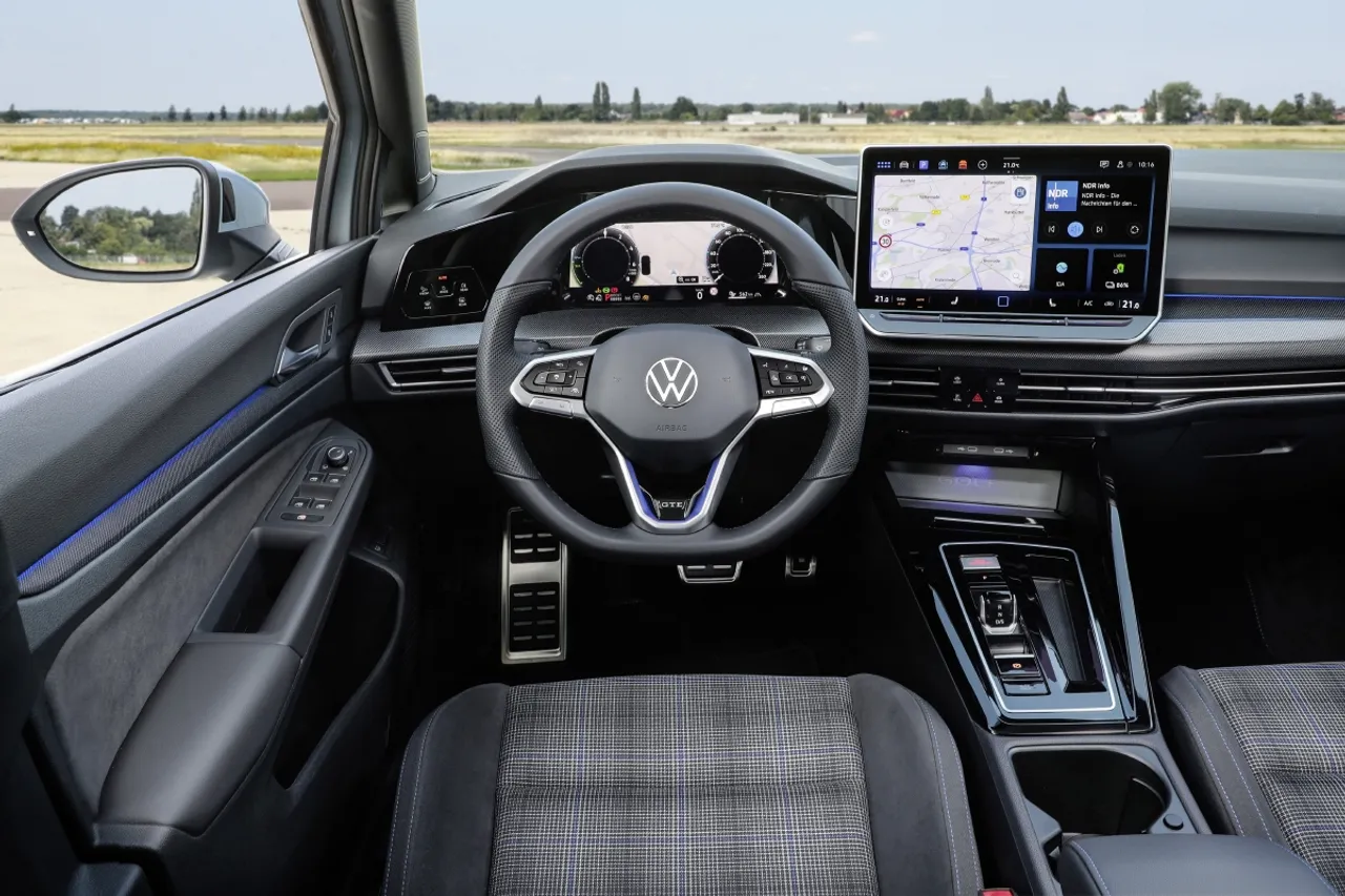 Los Volkswagen Golf eHybrid y GTE híbridos enchufables se ponen al día: hasta 100 km de autonomía eléctrica y la IA ChatGPT