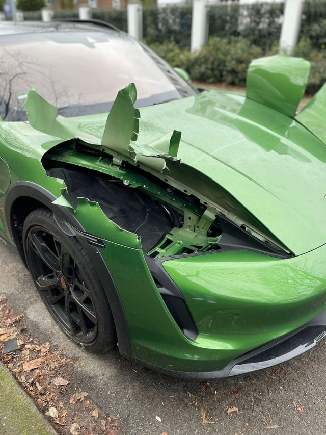 Unos ladrones han robado los faros de este Porsche Taycan. No creerás el destrozo que han hecho...