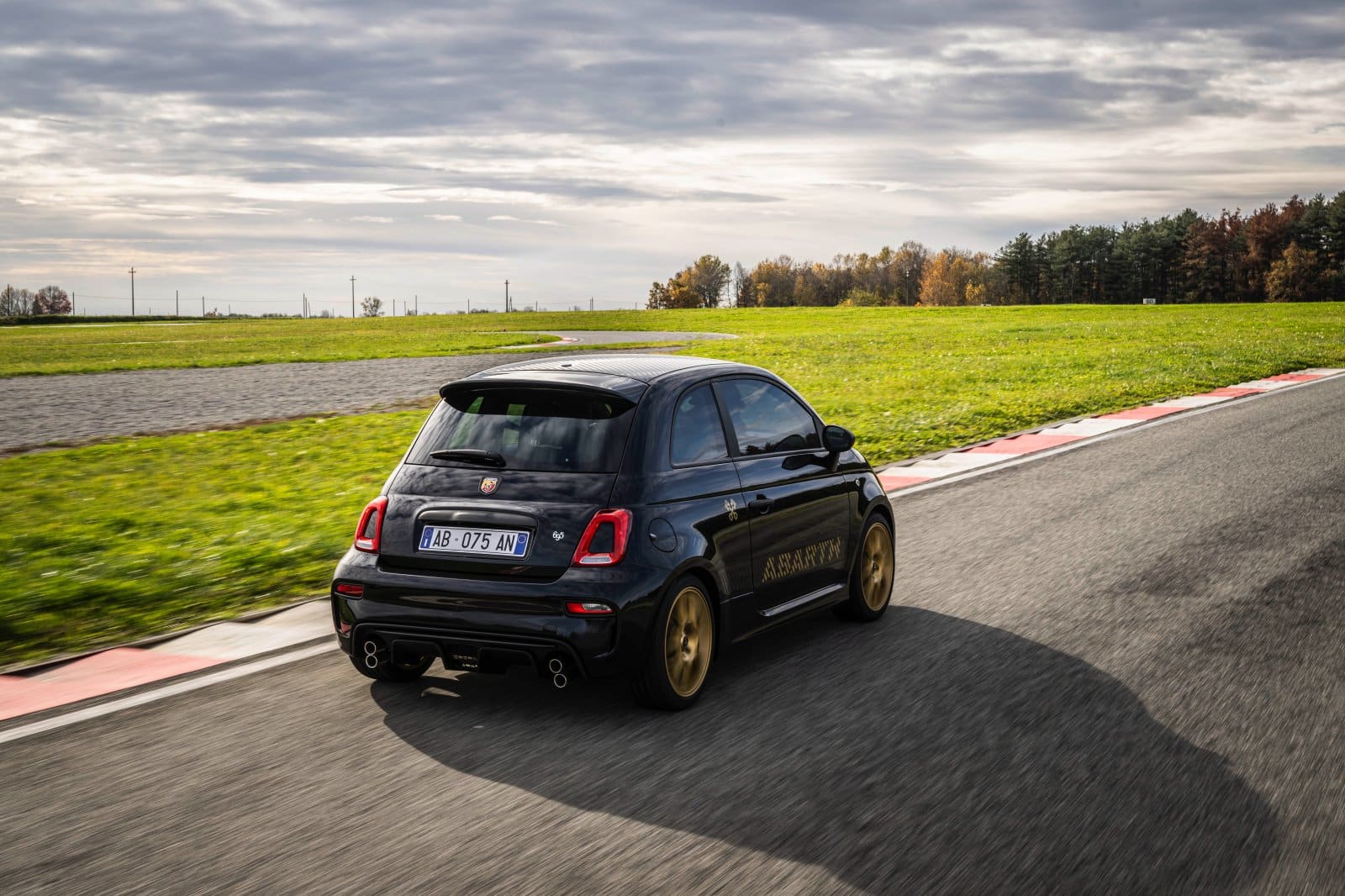 Así se despiden de los motores de combustión en la marca: Abarth 695 75° Anniversario