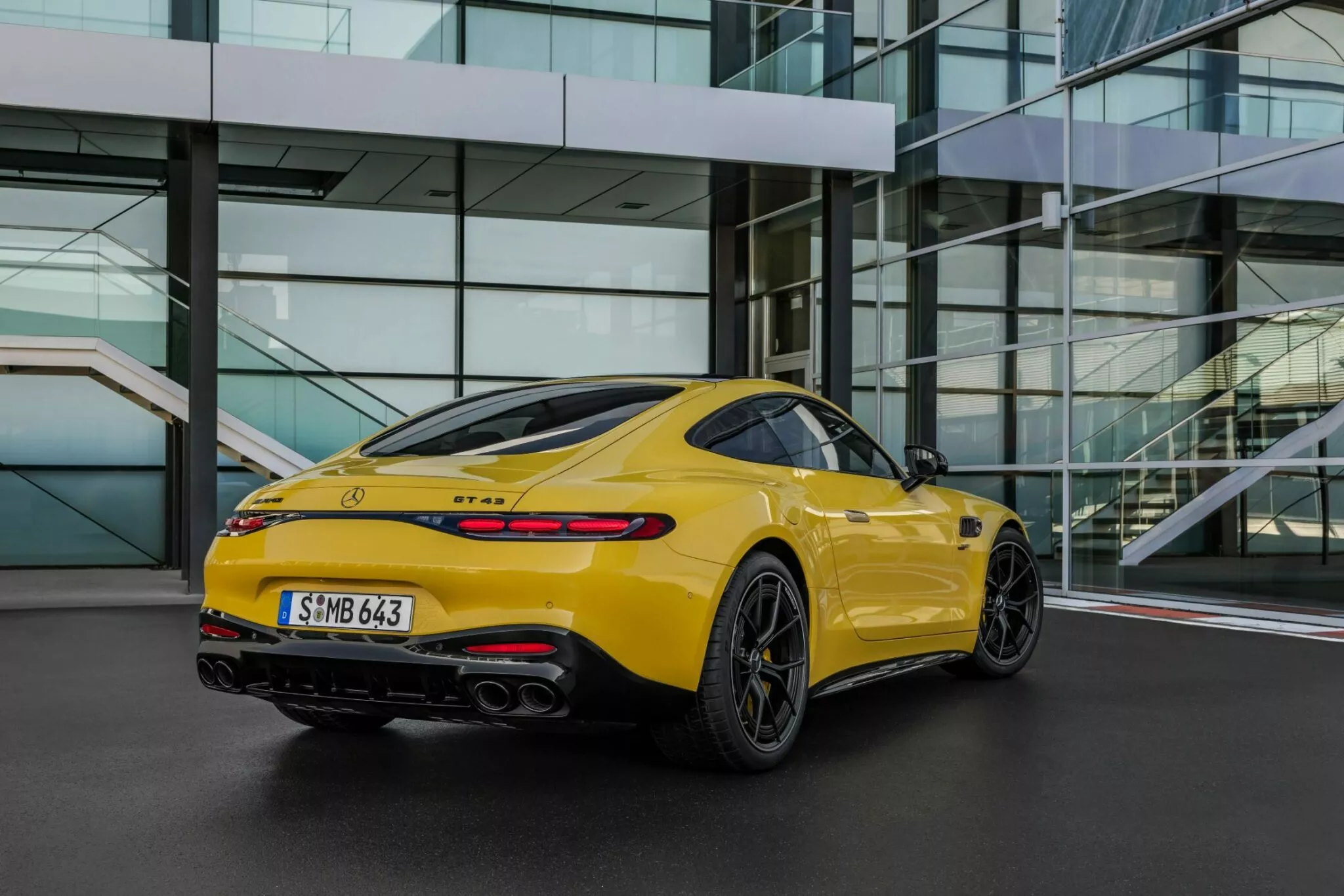 El Mercedes-AMG GT 43 más económico reemplaza el V8 por un motor de cuatro cilindros