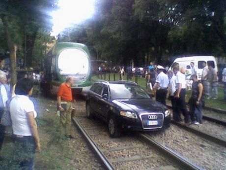 Audi A4 en las vías del tren Audi A4 en las vías del tren